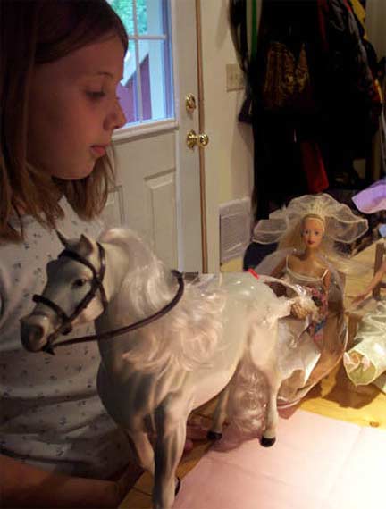 Nadine arrives pulled by a snow-white horse!